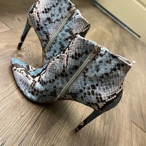 Steve Madden -snake skin boot heels